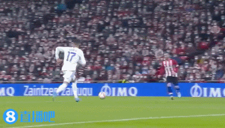 泪目！足协杯冠军奖杯被带回工体，放在已故球迷杨雪的座位旁